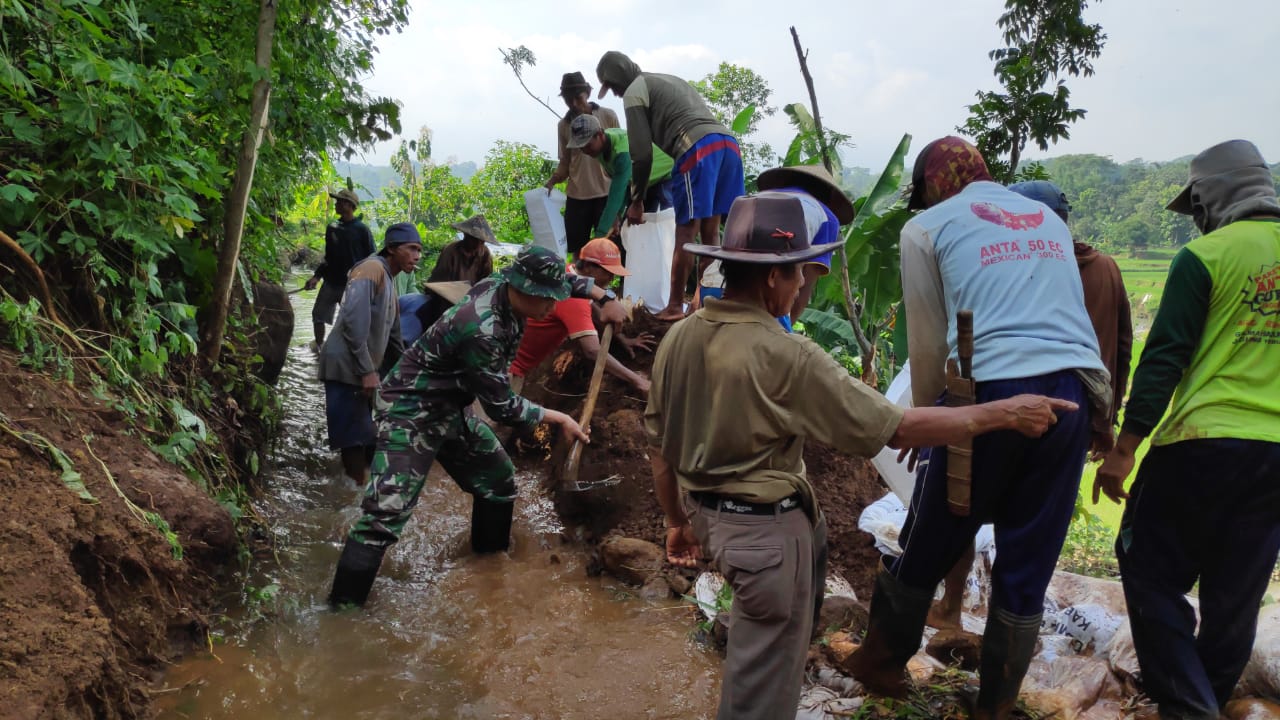 Kepedulian Babinsa Ramil 08/Keling kerja bakti atasi longsor di Desa Kelet
